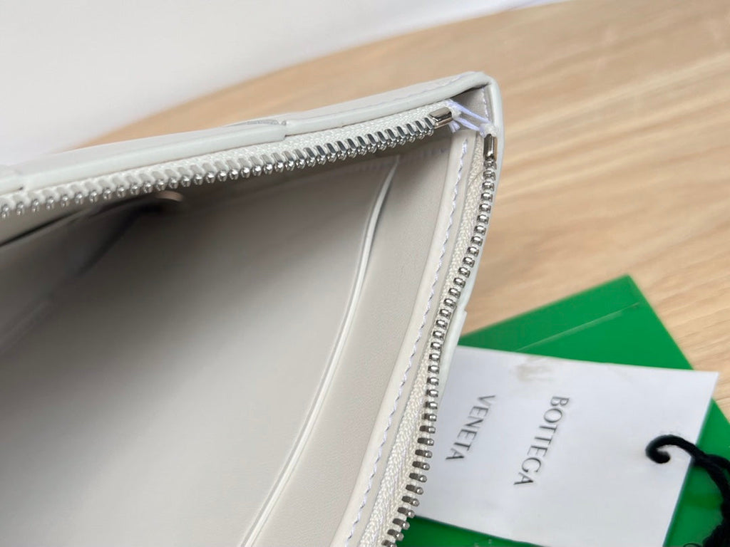 Große Kassettentasche, 35 Zoll, weißes Kalbsleder