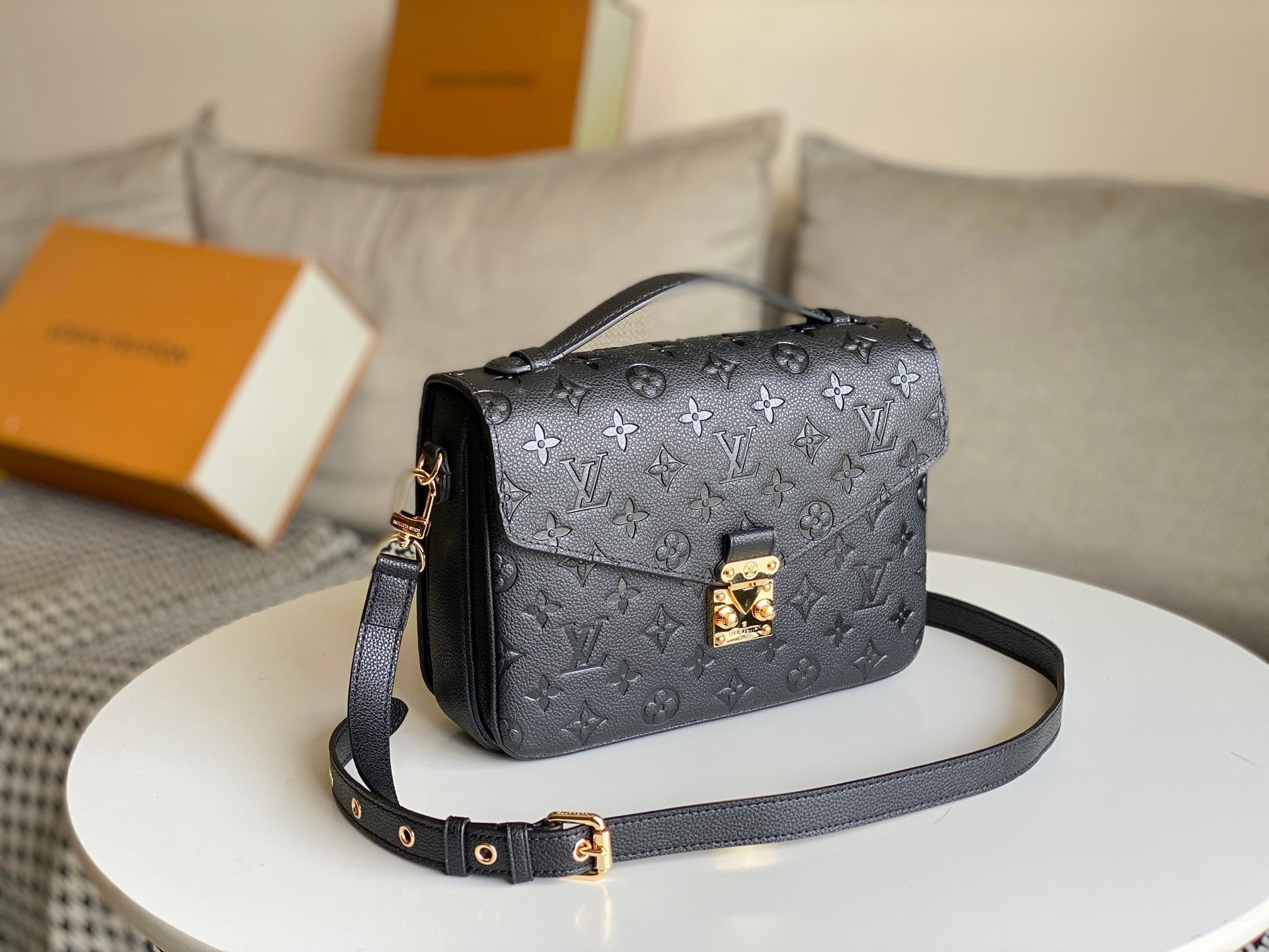 LV 25S POCHETTE METIS 25 IN BLACK MONOGRAM COATED CANVAS GOLD HARDWARE