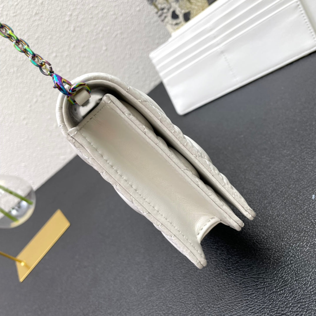 CARO SLIM POUCH 21 TASCHE AUS WEISSEM KALBSLEDER