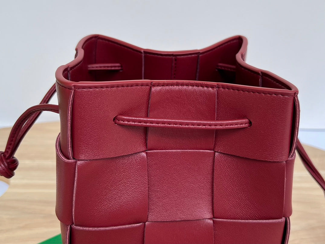 SMALL CASSETTE BUCKET 18 IN BURGUNDY RED CALFSKIN