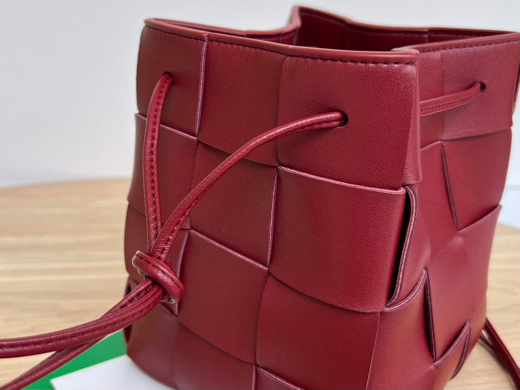 SMALL CASSETTE BUCKET 18 IN BURGUNDY RED CALFSKIN