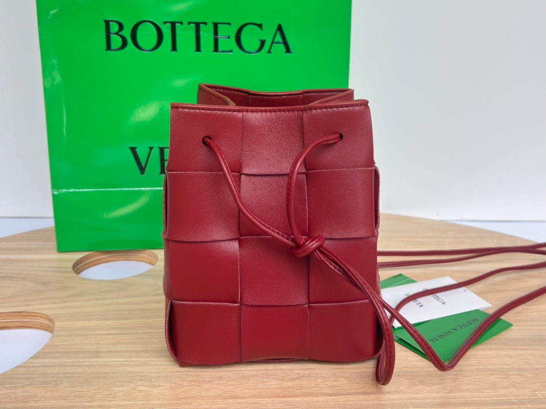 SMALL CASSETTE BUCKET 18 IN BURGUNDY RED CALFSKIN