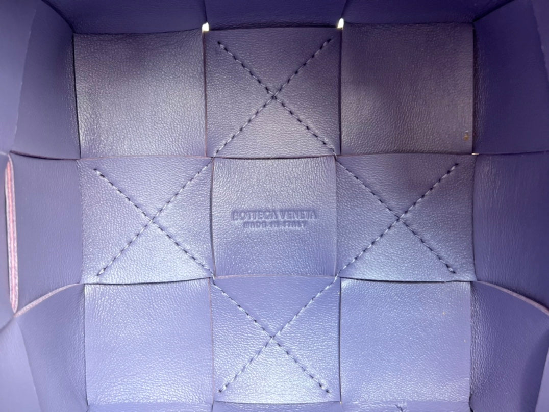 SMALL CASSETTE BUCKET 18 IN ULTRA VIOLET CALFSKIN