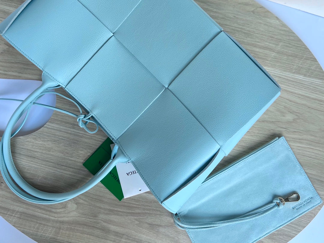 ARCO TOTE 36 IN SKY BLUE CALFSKIN