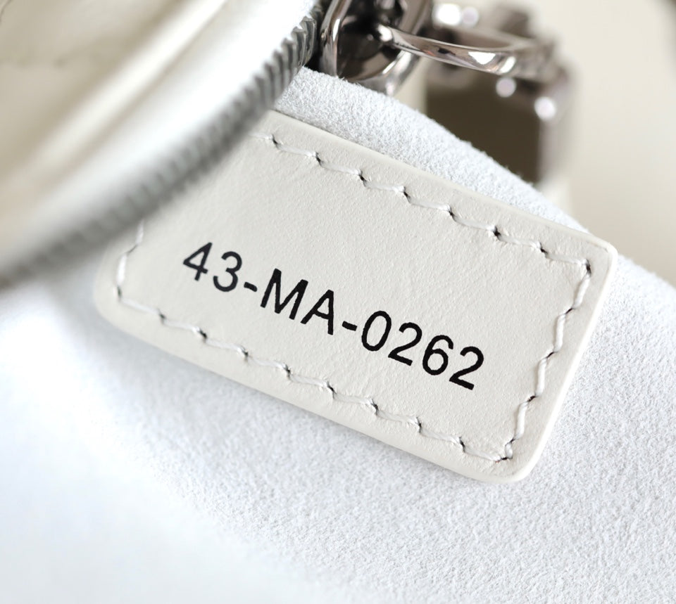 MINI CARO TASCHE 25 IN WEISSEM LAMMLEDER