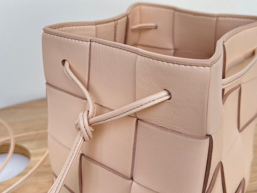 SMALL CASSETTE BUCKET 18 IN LIGHT PINK CALFSKIN