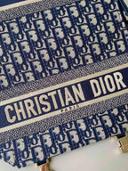 MITTLERE DIORCAMP-TASCHE 28 SCHRÄGE BLAUE STICKEREI