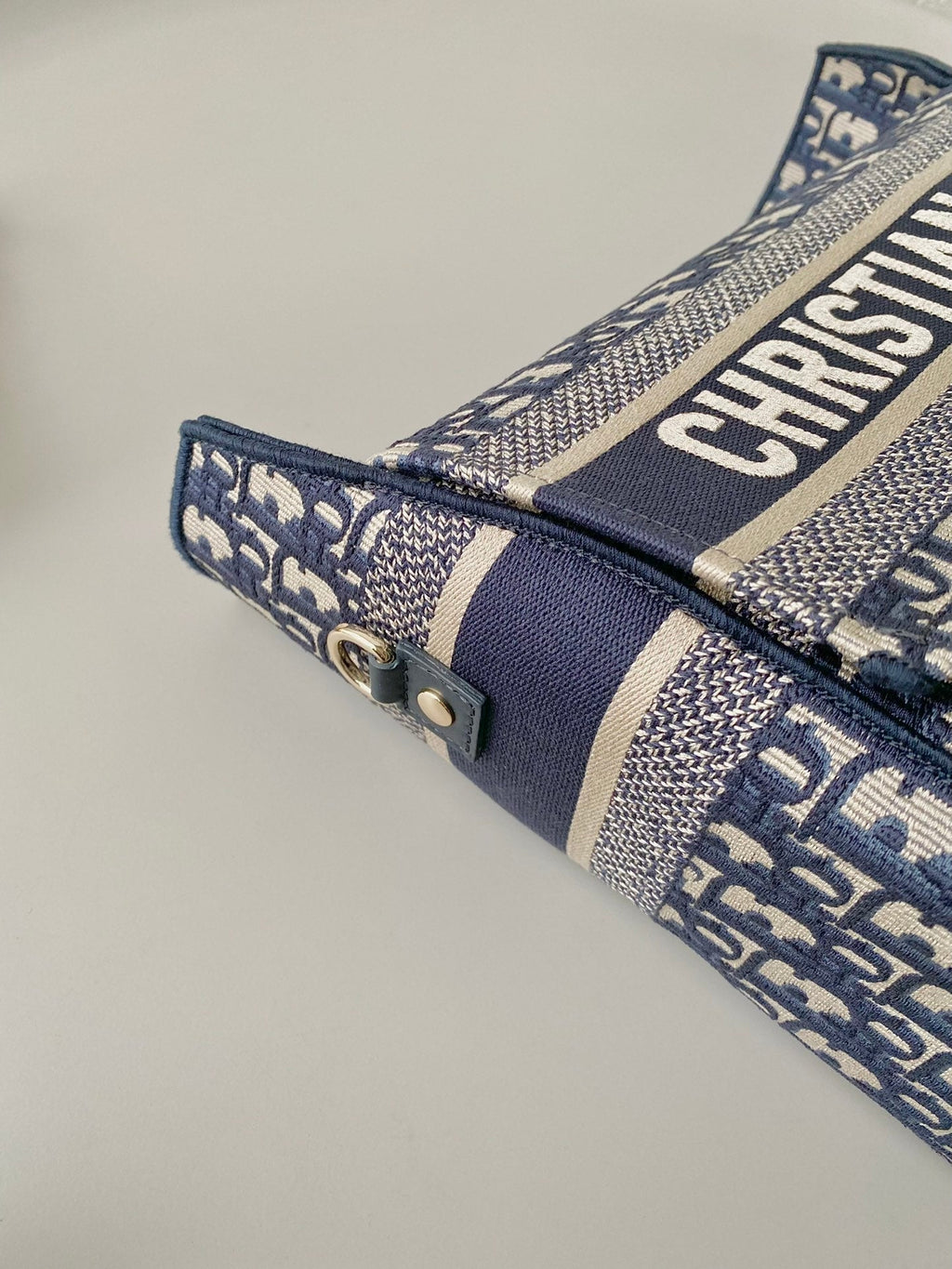 MITTLERE DIORCAMP-TASCHE 28 SCHRÄGE BLAUE STICKEREI