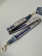 MITTLERE DIORCAMP-TASCHE 28 SCHRÄGE BLAUE STICKEREI