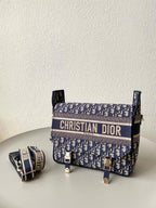 MITTLERE DIORCAMP-TASCHE 28 SCHRÄGE BLAUE STICKEREI