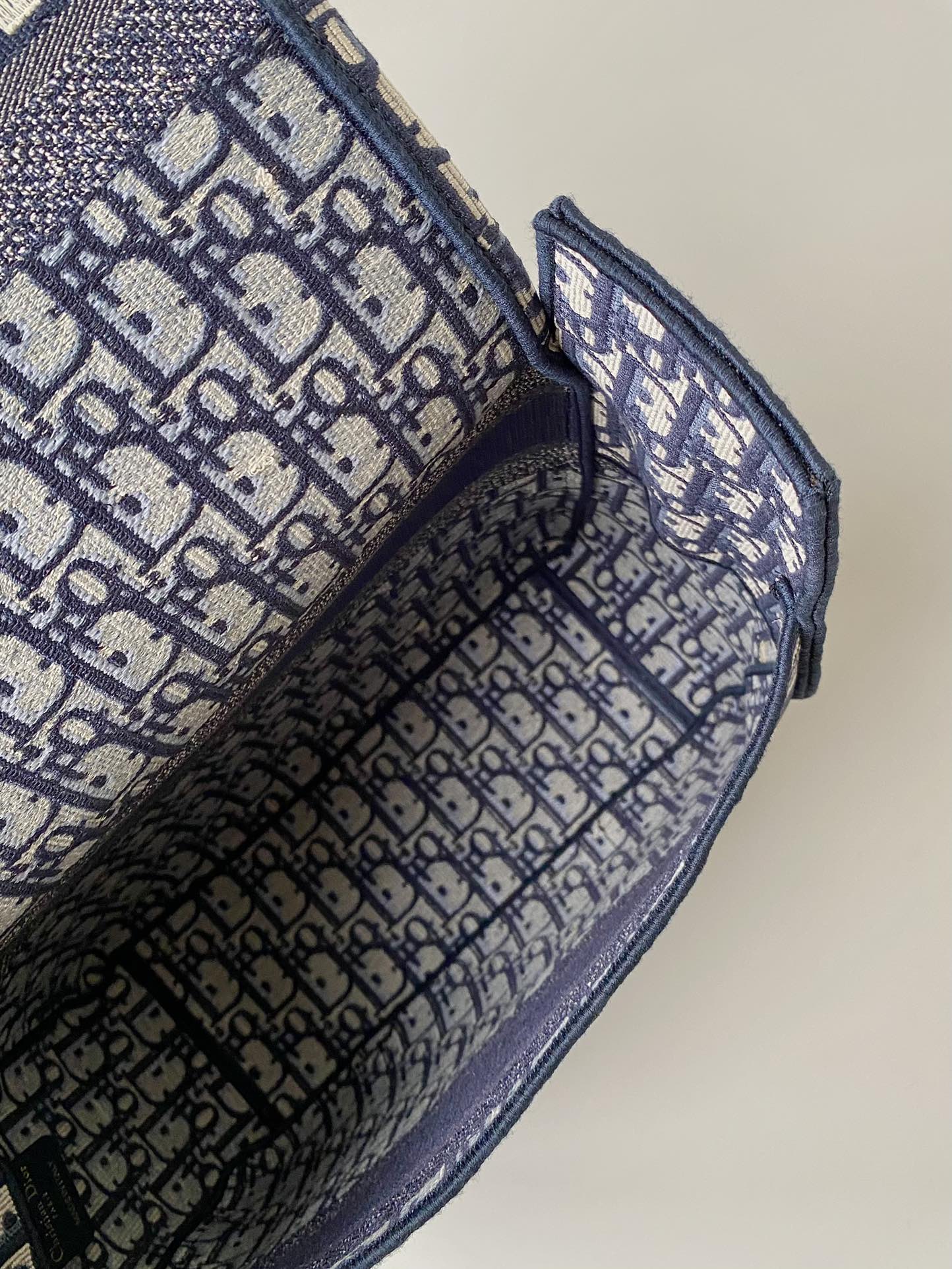 MITTLERE DIORCAMP-TASCHE 28 SCHRÄGE BLAUE STICKEREI