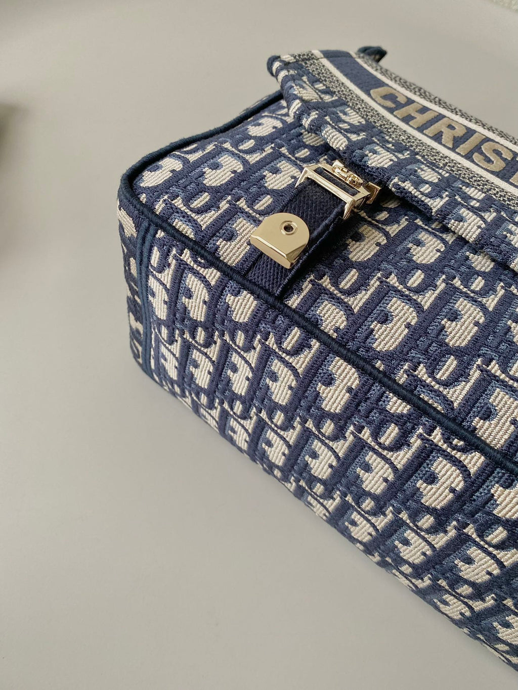 MITTLERE DIORCAMP-TASCHE 28 SCHRÄGE BLAUE STICKEREI