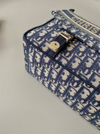 MITTLERE DIORCAMP-TASCHE 28 SCHRÄGE BLAUE STICKEREI