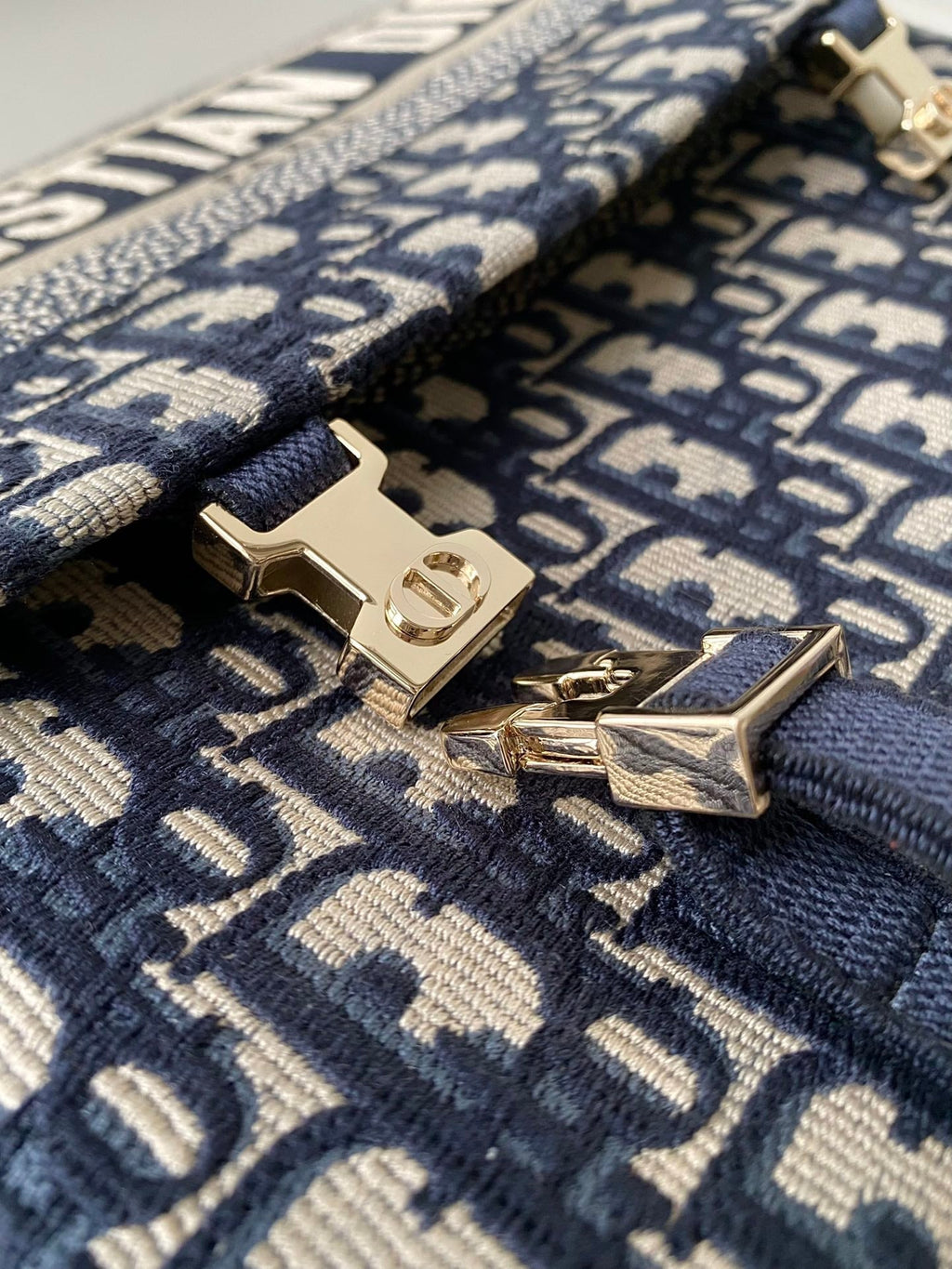 MITTLERE DIORCAMP-TASCHE 28 SCHRÄGE BLAUE STICKEREI