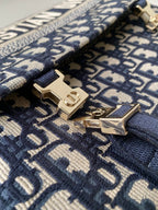 MITTLERE DIORCAMP-TASCHE 28 SCHRÄGE BLAUE STICKEREI