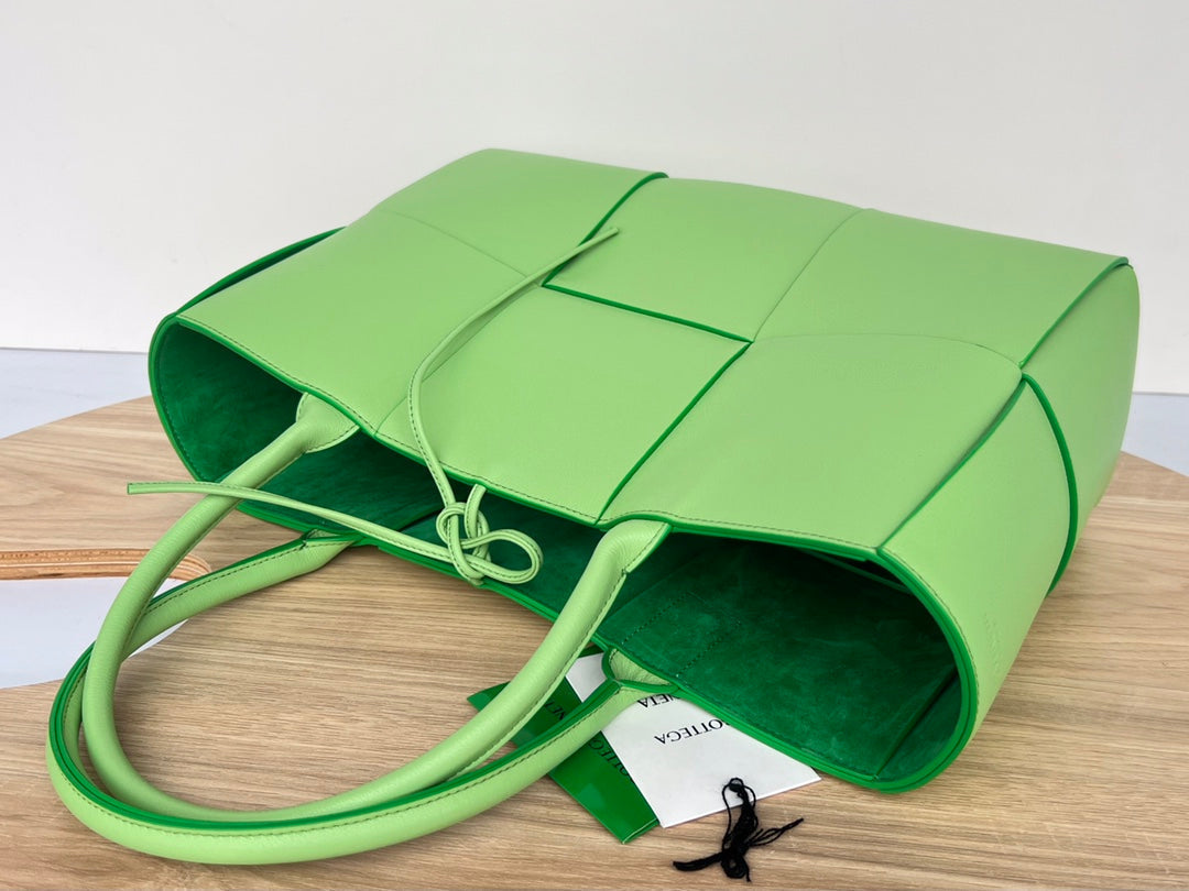 ARCO TOTE 36 IN MANTIS GREEN CALFSKIN