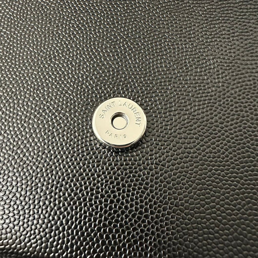 KATE 20 SMALL IN SCHWARZEM KALBSLEDER MIT SILBERNEN LOGO