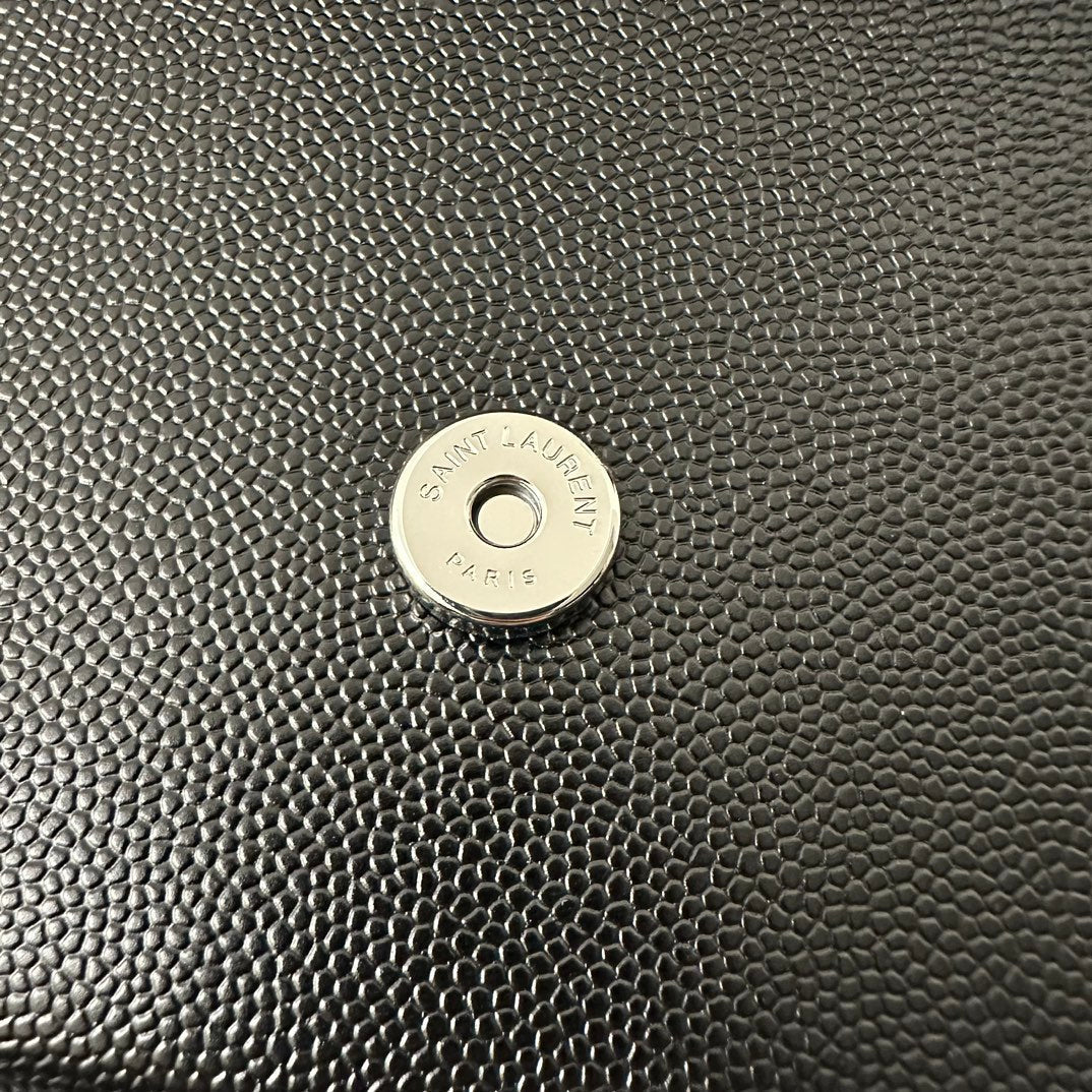 KATE 20 SMALL IN SCHWARZEM KALBSLEDER MIT SILBERNEN LOGO