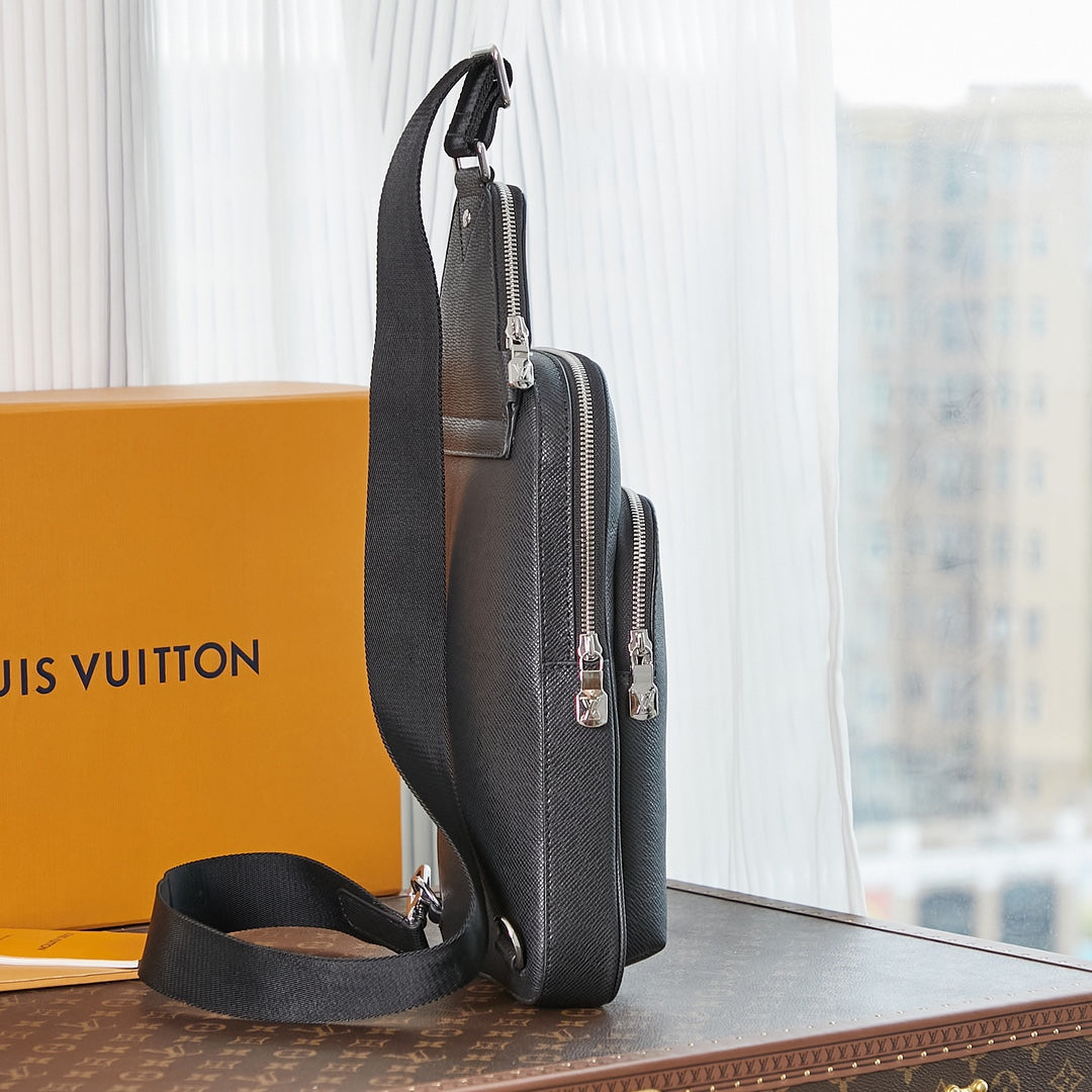 AVENUE SLINGBAG 31 IN SCHWARZEM TAIGA-LEDER