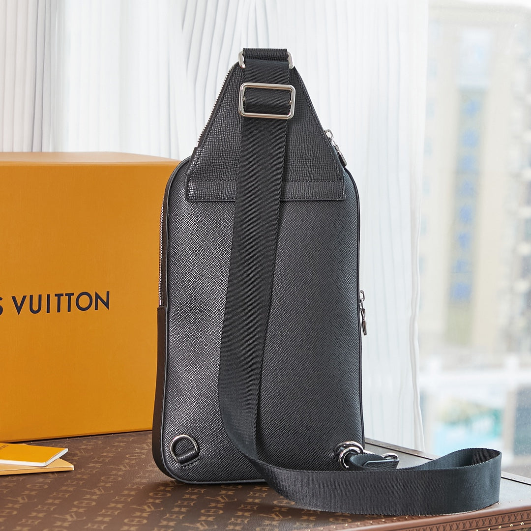 AVENUE SLINGBAG 31 IN SCHWARZEM TAIGA-LEDER