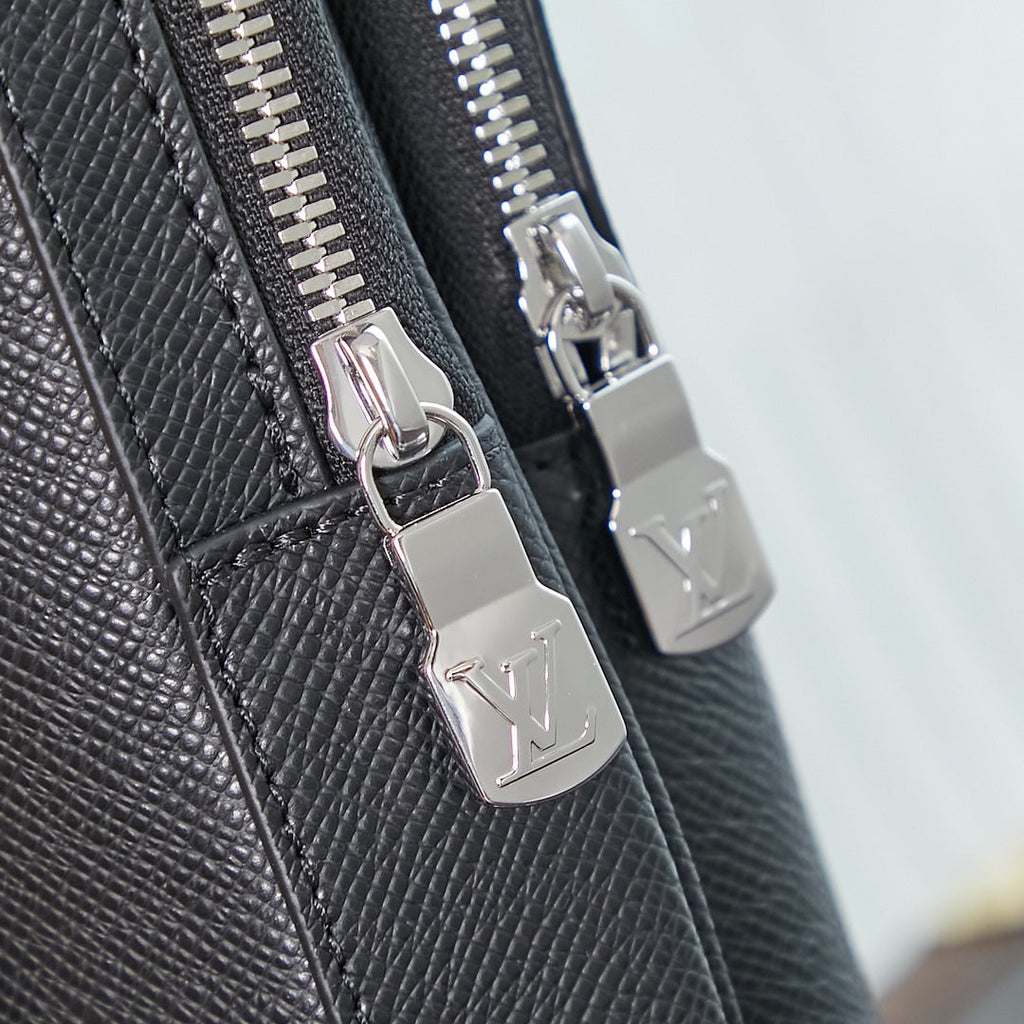 AVENUE SLINGBAG 31 IN SCHWARZEM TAIGA-LEDER