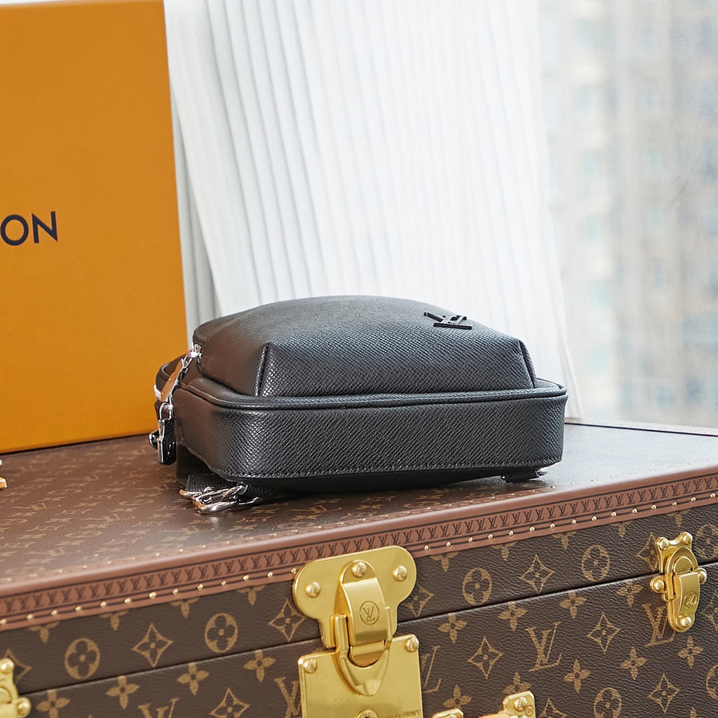 AVENUE SLINGBAG 31 IN SCHWARZEM TAIGA-LEDER