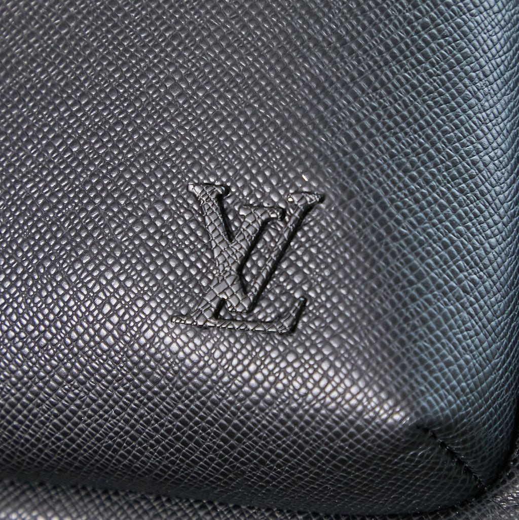 AVENUE SLINGBAG 31 IN SCHWARZEM TAIGA-LEDER