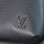 AVENUE SLINGBAG 31 IN SCHWARZEM TAIGA-LEDER