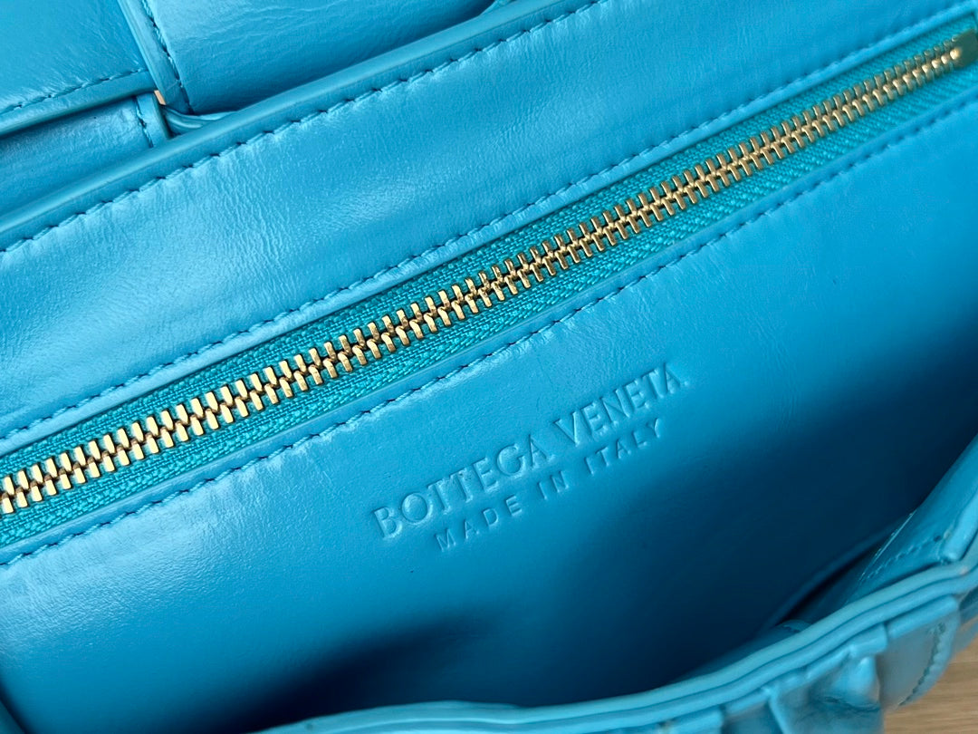 CASSETTE 28 IN SKY BLUE SOFT LAMBSKIN