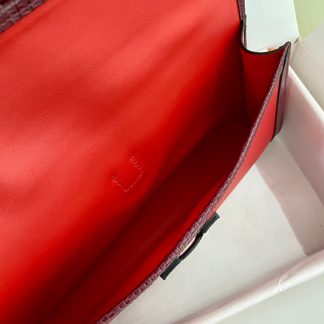 JIGE ELAN 29 Clutch aus bonbonrotem Kalbsleder mit weinrotem Eidechsenleder (auf Bestellung gefertigt)