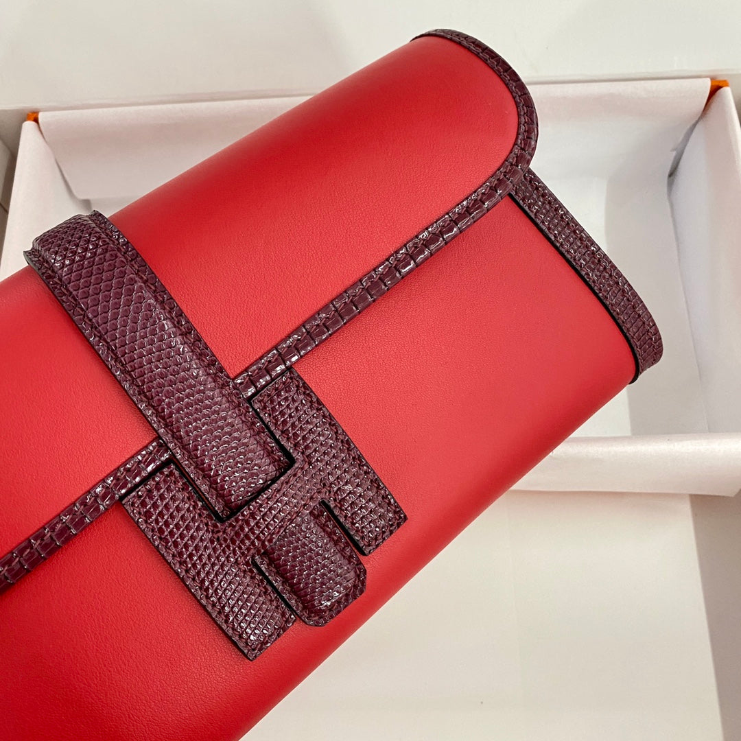 JIGE ELAN 29 Clutch aus bonbonrotem Kalbsleder mit weinrotem Eidechsenleder (auf Bestellung gefertigt)