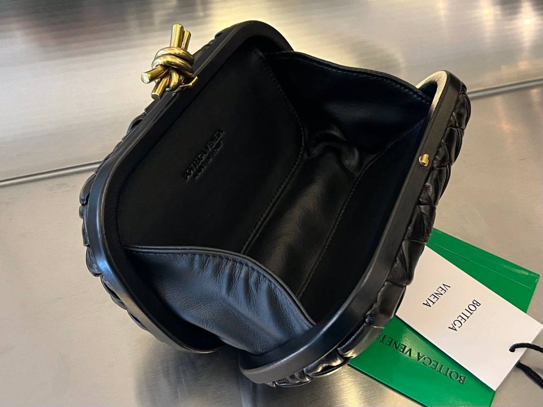 KNOT 19 IN SCHWARZEM LAMMLEDER