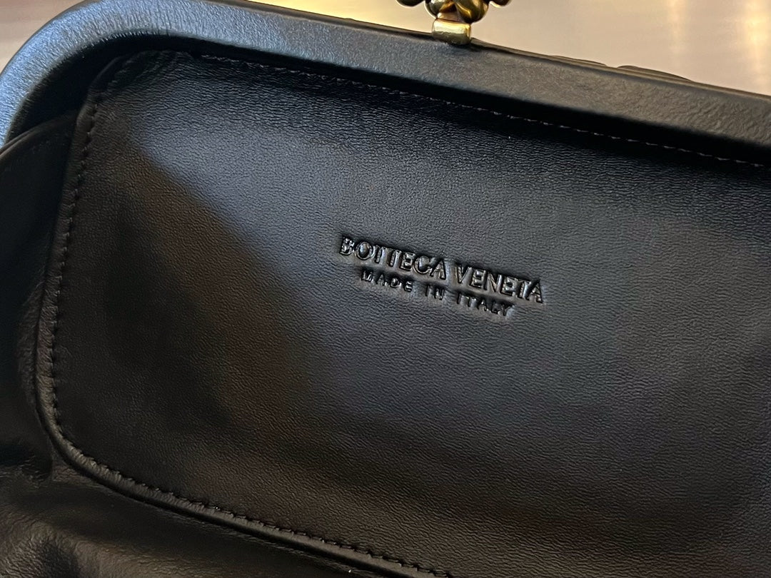 KNOT 19 IN SCHWARZEM LAMMLEDER