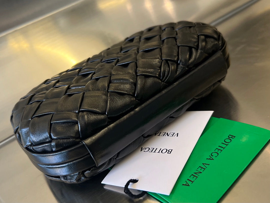 KNOT 19 IN SCHWARZEM LAMMLEDER