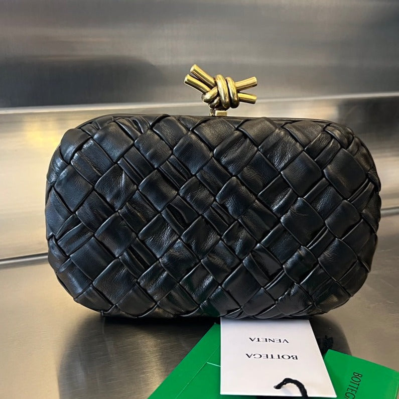 KNOT 19 IN SCHWARZEM LAMMLEDER