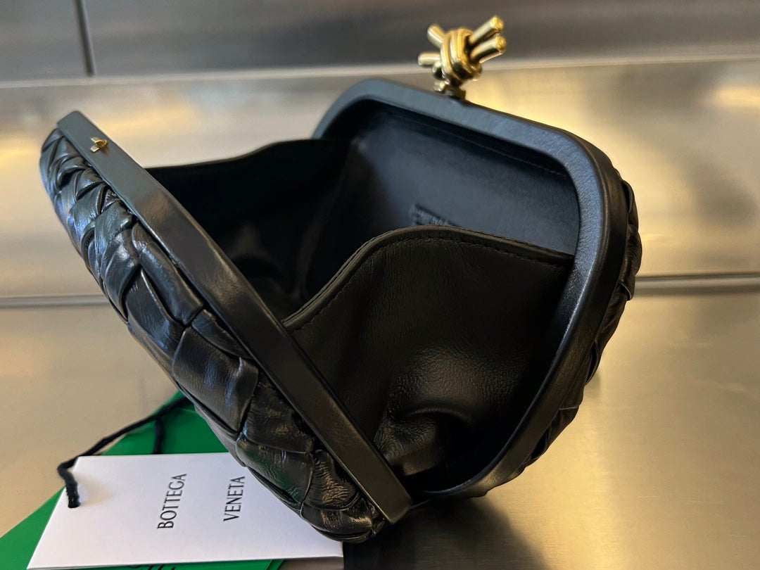 KNOT 19 IN SCHWARZEM LAMMLEDER