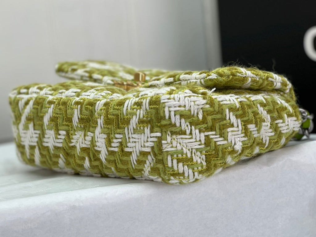 KLEINE TASCHE MIT KLAPPE, 26 IN, HELLGRÜN, WEISSER TWEED-MIX, SILBERNE UND GOLDENE KETTE