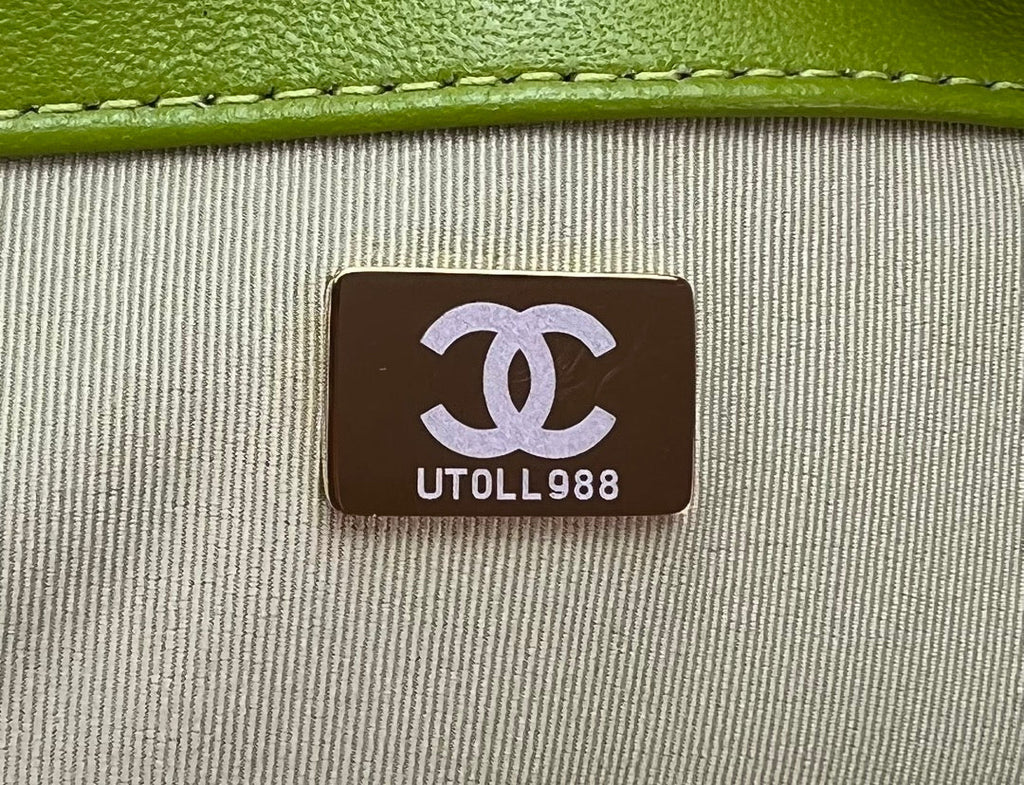 KLEINE TASCHE MIT KLAPPE, 26 IN, HELLGRÜN, WEISSER TWEED-MIX, SILBERNE UND GOLDENE KETTE