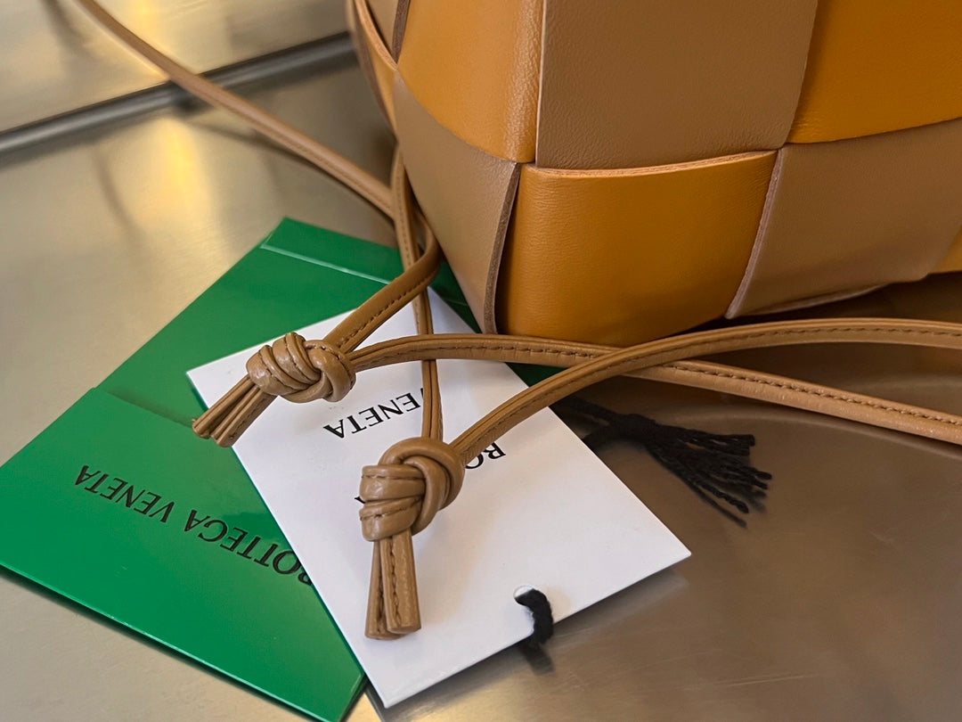 SMALL CASSETTE BUCKET 18 IN BROWN MIX ORANGE CALFSKIN