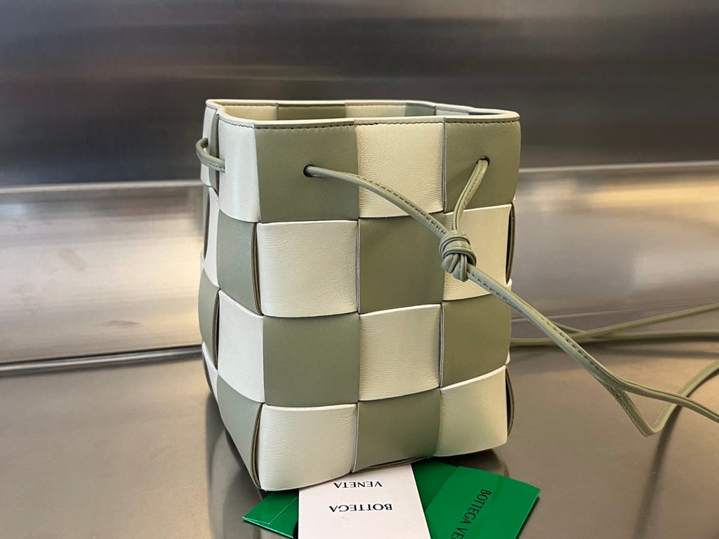 SMALL CASSETTE BUCKET 18 IN XANADU MIX WHITE CALFSKIN