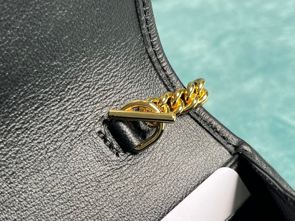 BLONDIE SCHULTERTASCHE 21 IN SCHWARZEM KALBSLEDER GOLDENE BESCHLÄGE