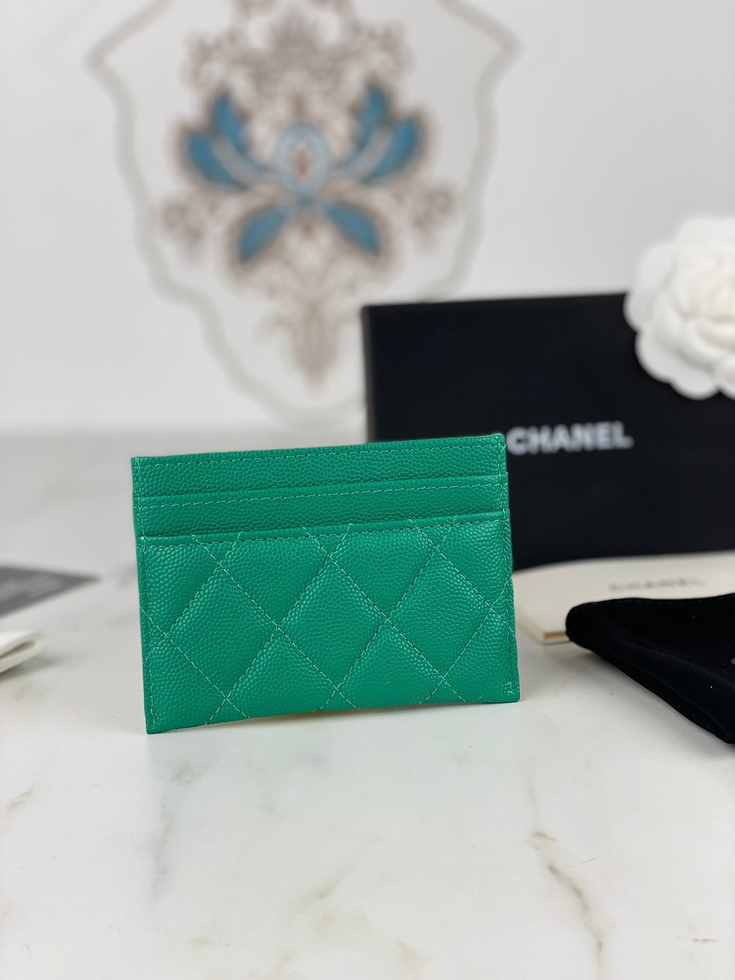 CC CARD HOLDER 19.5 EMERALD GRAINED CALFSKIN GOLD ICON