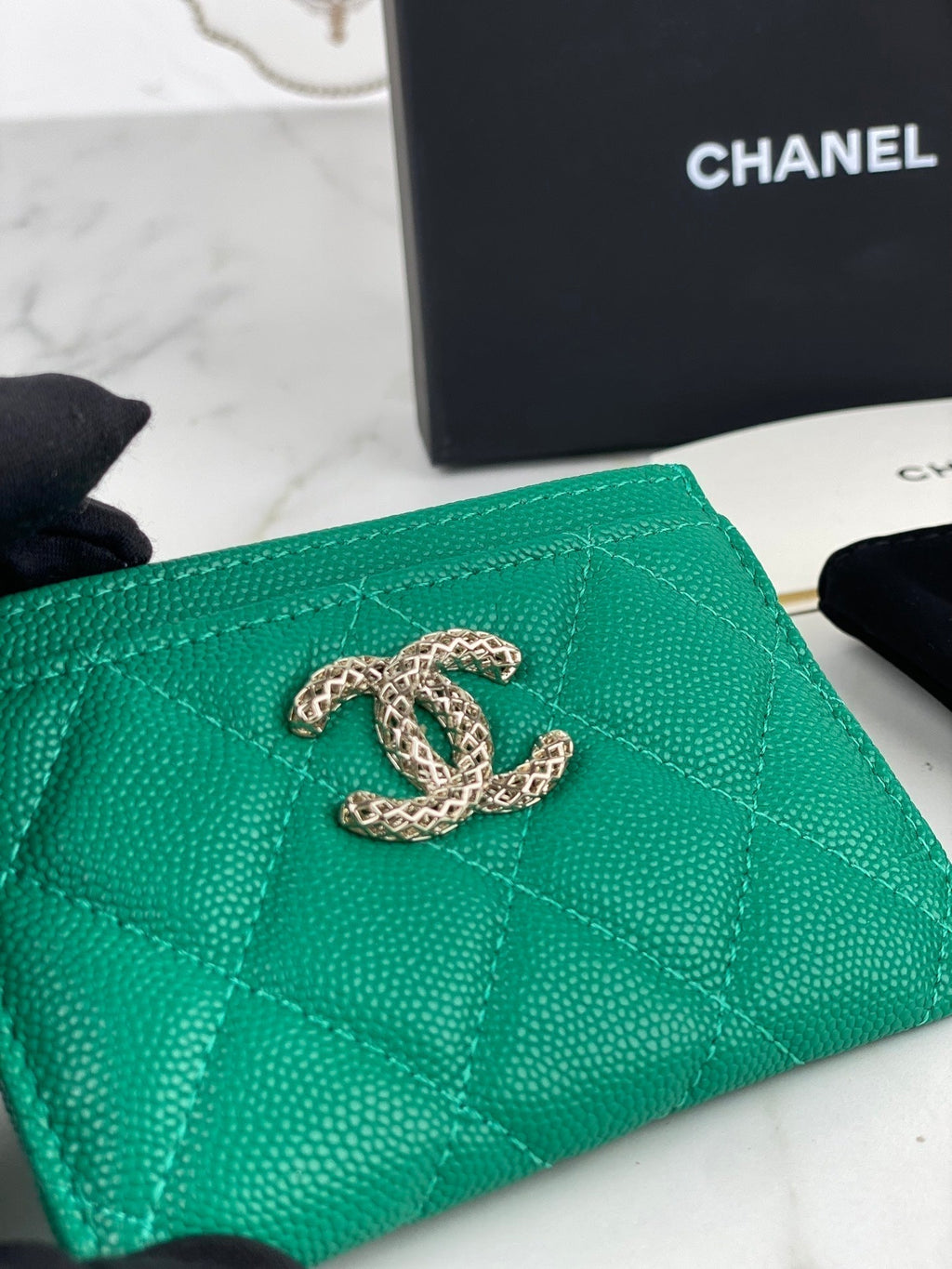 CC CARD HOLDER 19.5 EMERALD GRAINED CALFSKIN GOLD ICON