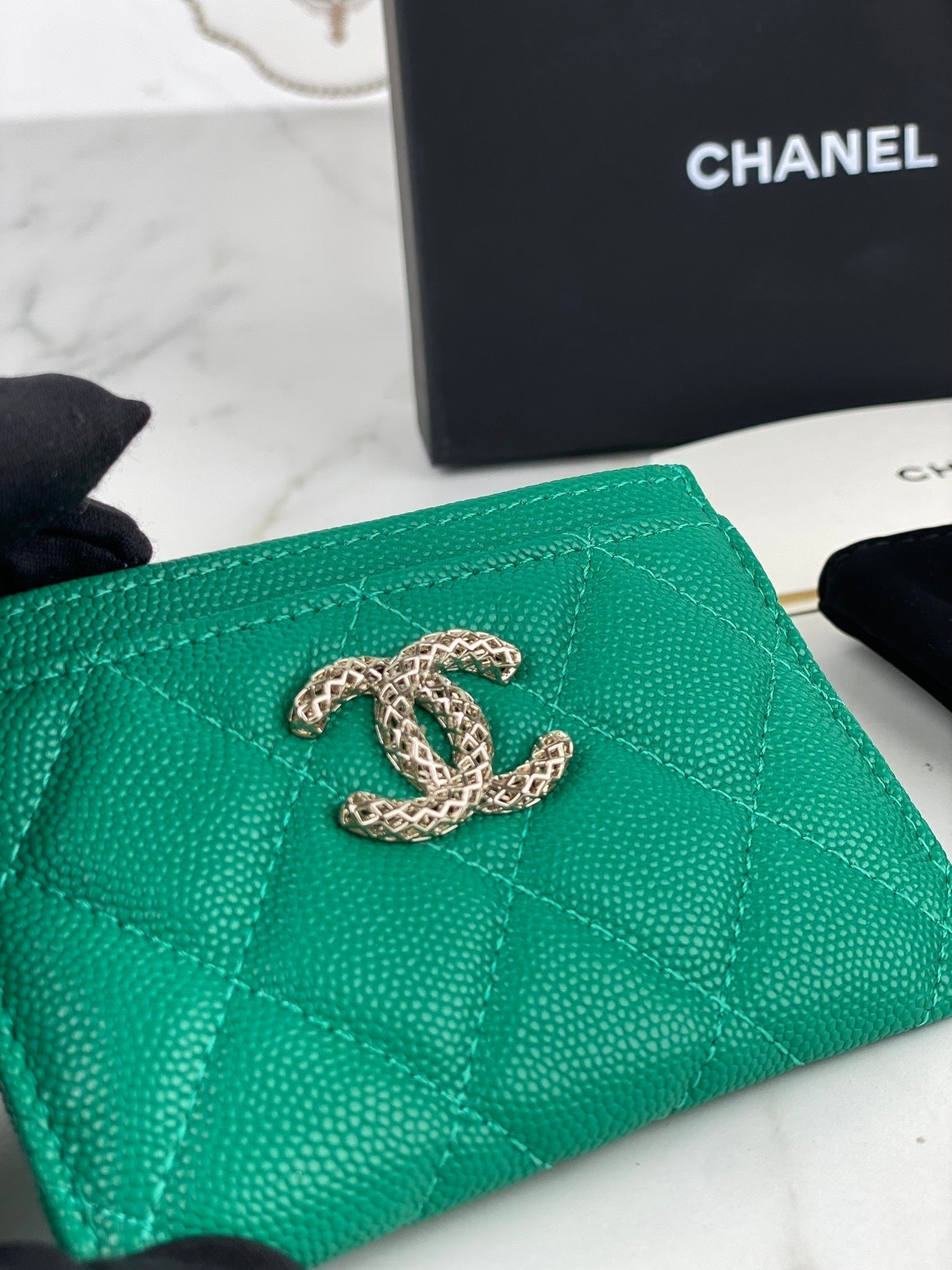 CC CARD HOLDER 19.5 EMERALD GRAINED CALFSKIN GOLD ICON