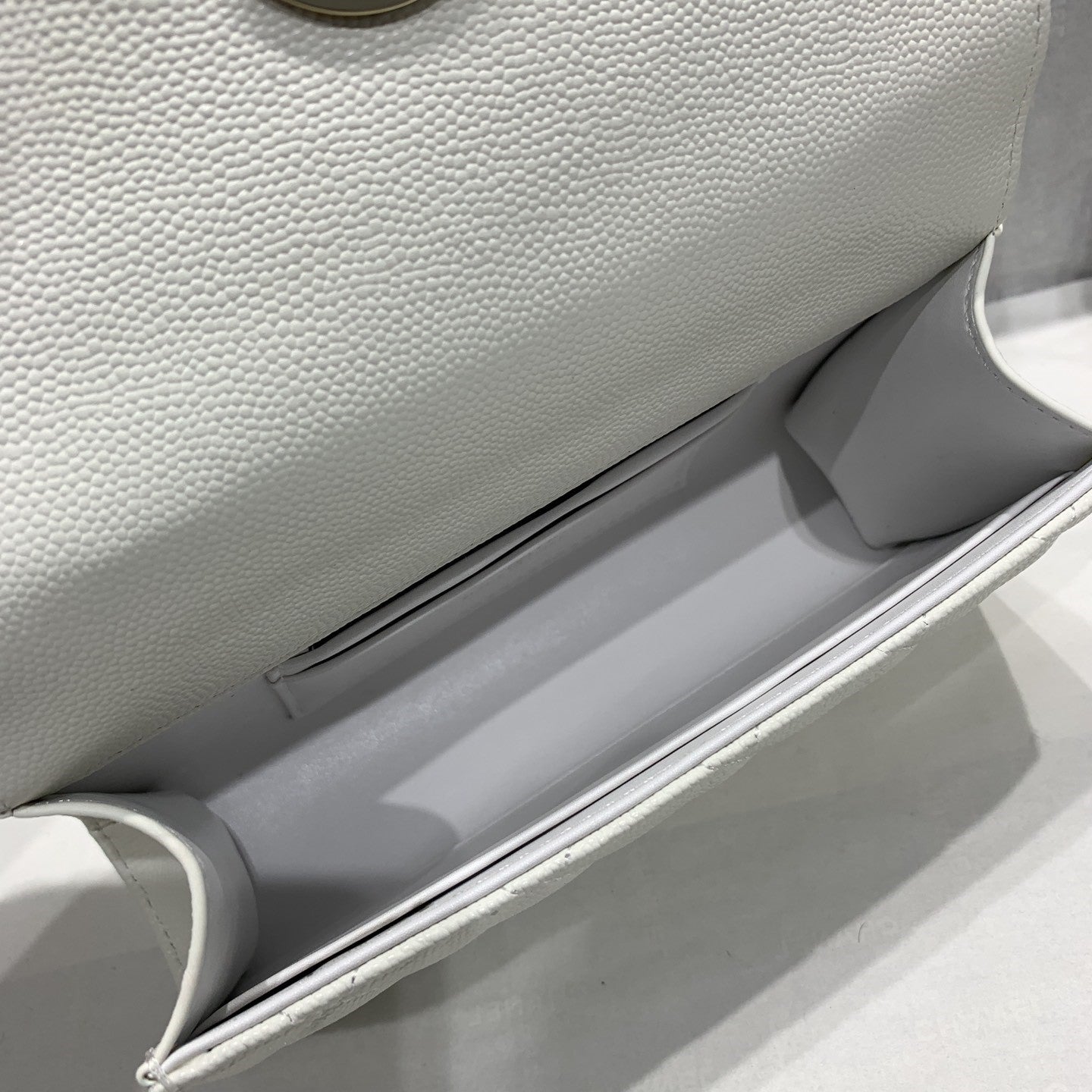 23P Klappentasche 19 cm Weiß Caviar Goldbeschläge 