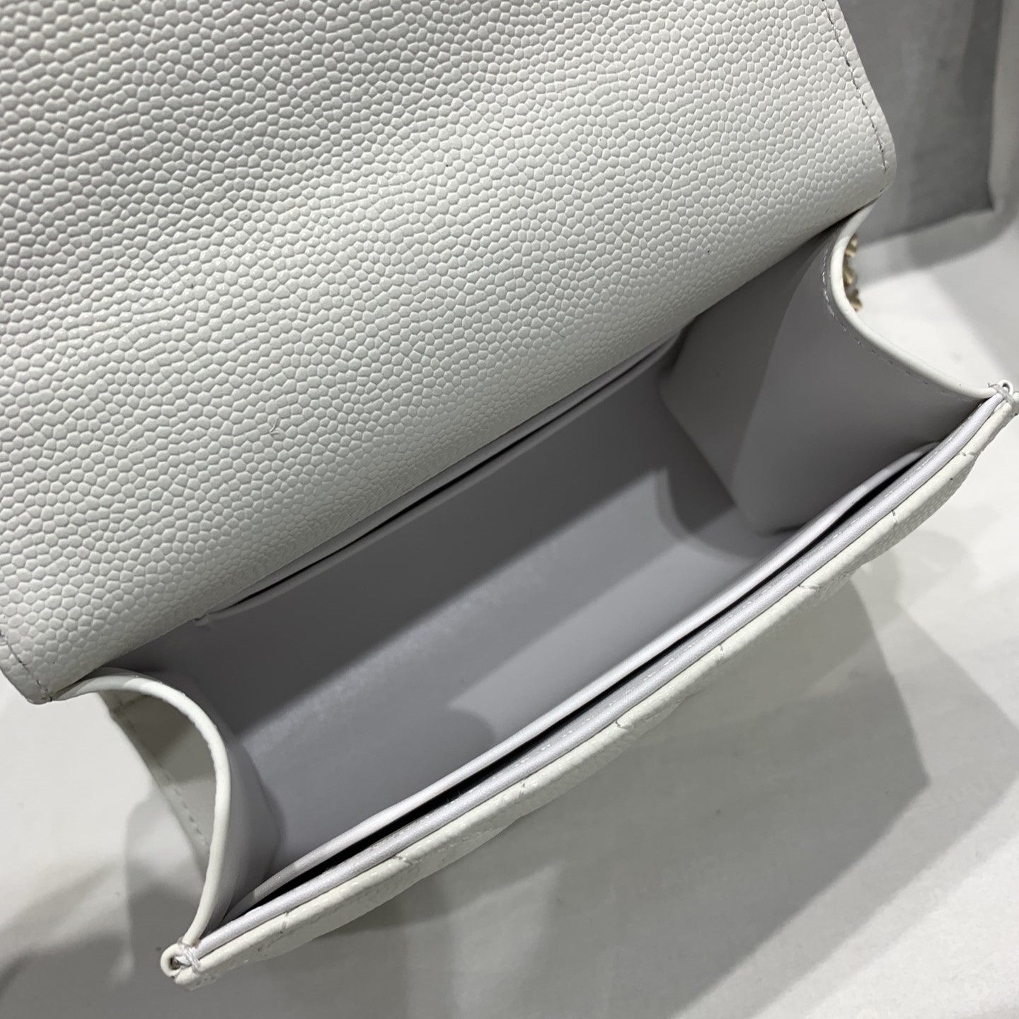 23P Klappentasche 15 cm Weiß Caviar Goldbeschläge 