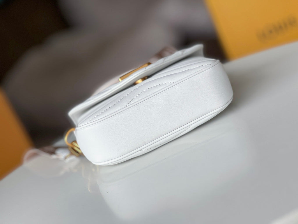 LV 25S WAVE MULTI POCHETTE 19 IN WHITE CALFSKIN GOLD HARDWARE