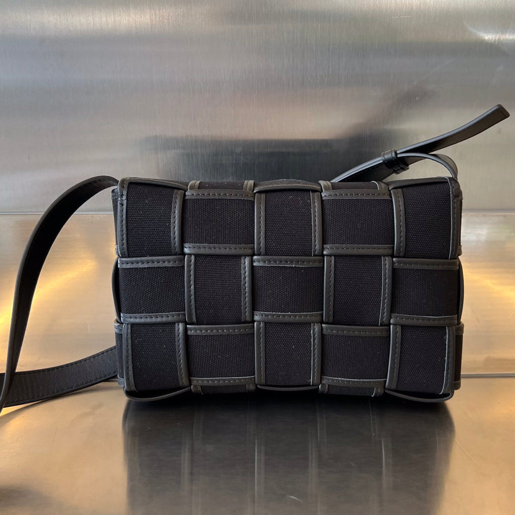 KLEINE KASSETTE 23 IN SCHWARZEM LEINWAND UND KALBSLEDERBESATZ