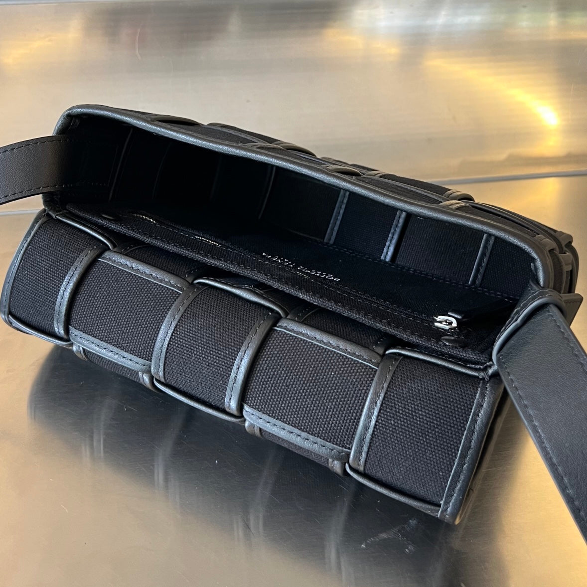 KLEINE KASSETTE 23 IN SCHWARZEM LEINWAND UND KALBSLEDERBESATZ