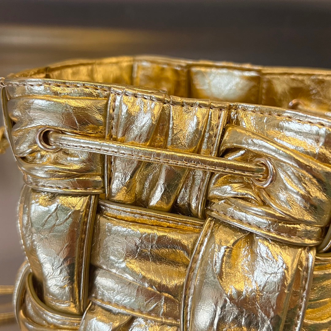 SMALL CASSETTE BUCKET 18 IN GOLD METALLIC SOFT LAMBSKIN